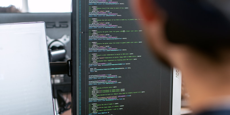 문제 해결을 위해 컴퓨터 설정을 확인하는 기술자의 모습